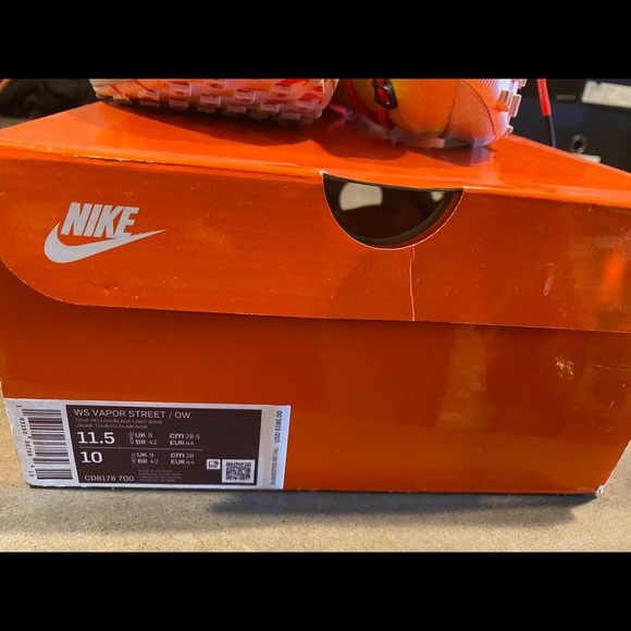 Sneakers - Picture 5 of 5